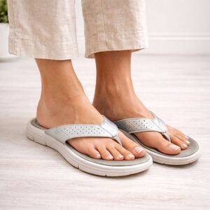 Nike Comfort Footbed Women Size 9 Silver Gray Thong Flip Flops Sandals